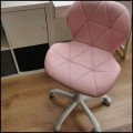 Różowe krzesło  na kółkach obrotowe biała podstawa ekoskóra profilowane ENDO  (5).jpg