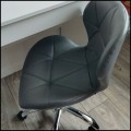 Szare krzesło  na kółkach obrotowe chromowana podstawa ekoskóra profilowane ENDO   (4).jpg