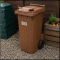 Brązowy pojemnik z klapą kubeł kosz na BIO odpady wentylowany z atestami  120 L  (2).jpg