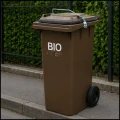 Brązowy kosz pojemnik kubeł ze szczelną pokrywą na śmieci i odpady BIO 120 L (1).jpg