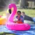 Różowe dmuchane koło do pływania flaming na plażę, basen i wakacje (3).jpg