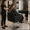 Czarny fotel fryzjerski barberski kosmetyczny z podnóżkiem BEDFORD  (10).jpg