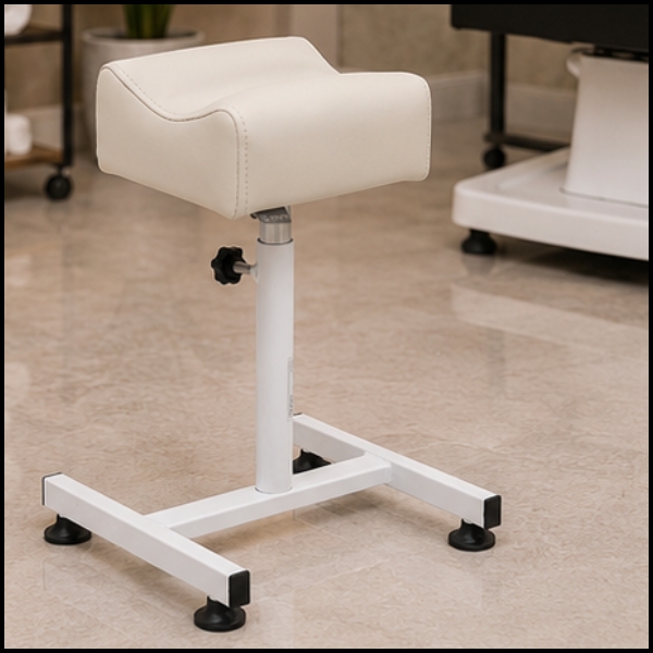 Kremowy podnóżek kosmetyczny do pedicure 24x22cm wys. 47-67cm  (1).jpg