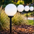 Lampa solarna 4 led wbijana czujnik zmierzchu do ogrodu 73cm biała kula ip44 (7).jpg
