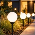 Lampa solarna 4 led wbijana czujnik zmierzchu do ogrodu 53cm biała kula ip44 (3).jpg