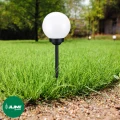 Lampa solarna 4 led wbijana czujnik zmierzchu do ogrodu 53cm biała kula ip44 (7).jpg